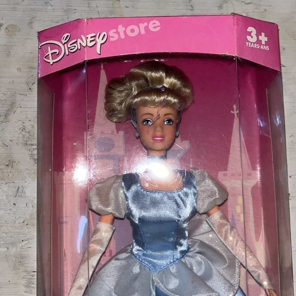Disney princess 2004 Cinderella in box - Picture 2 of 3